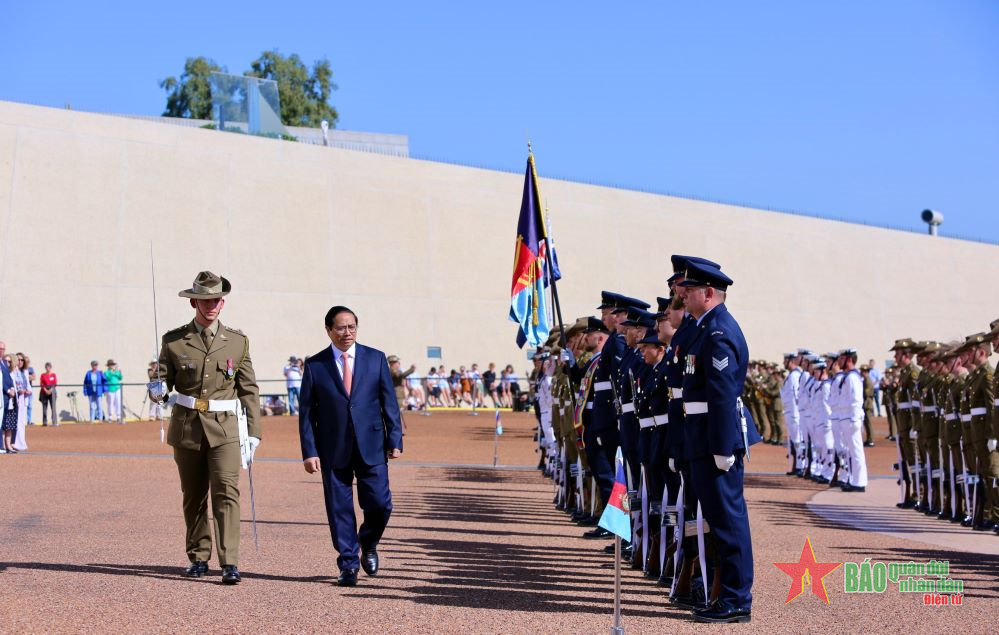 Australia bắn đại bác chào đón Thủ tướng Phạm Minh Chính
